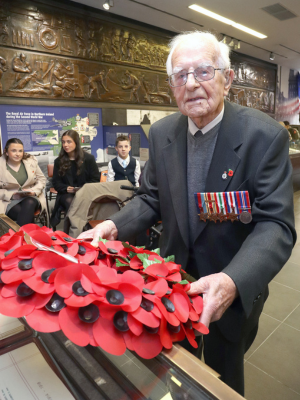 Second World War veteran Mr Henry Morrell Murphy laying a wreath on the Books of Remembrance.