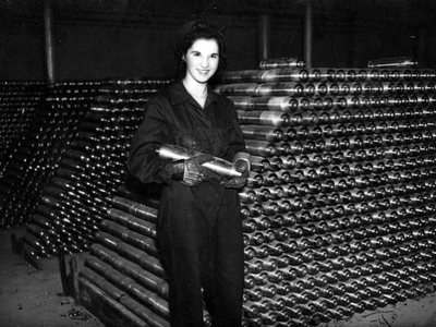 Munition worker at Mackie & Sons foundry © Belfast Telegraph