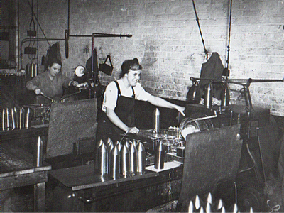 Munition workers at Mackie & Sons Foundry © Belfast Telegraph