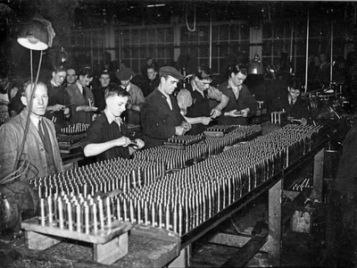 Munition workers at Mackie & Sons foundry © Belfast Telegraph