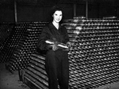 A munition worker at Fairbairn Lawson Combe Barbour Ltd